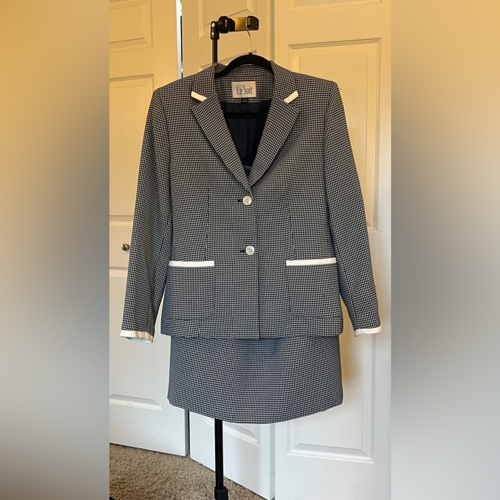 Le Suit 2 piece suit, size 12